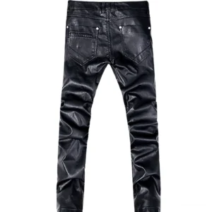 Rückansicht schwarze Kunstleder Gothic Biker Hose Herren - verstärkte hintere Patchpockets mit Metallnieten, gerader schlanker Schnitt, beschichtete Denim-Konstruktion und Biker-Ästhetik-Details