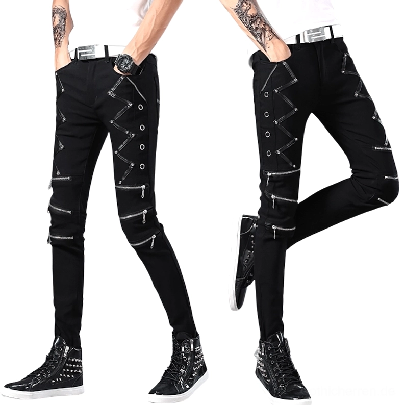 Schwarze gotische Biker-Jeans Herren getragen mit Nieten-Sneakern stilgerechte Koordination alternative Mode