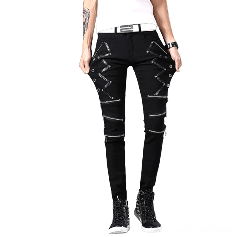 Schwarze gotische Biker-Jeans Herren Vorderansicht stehend mit weißem Gürtel und Metallhardware-Details Styling