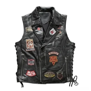 Schwarze Gothic Biker Lederweste Vorderansicht mit asymmetrischem Reißverschluss verstellbaren Schnürseiten und vintage bestickten Patches aus echtem Rindsleder