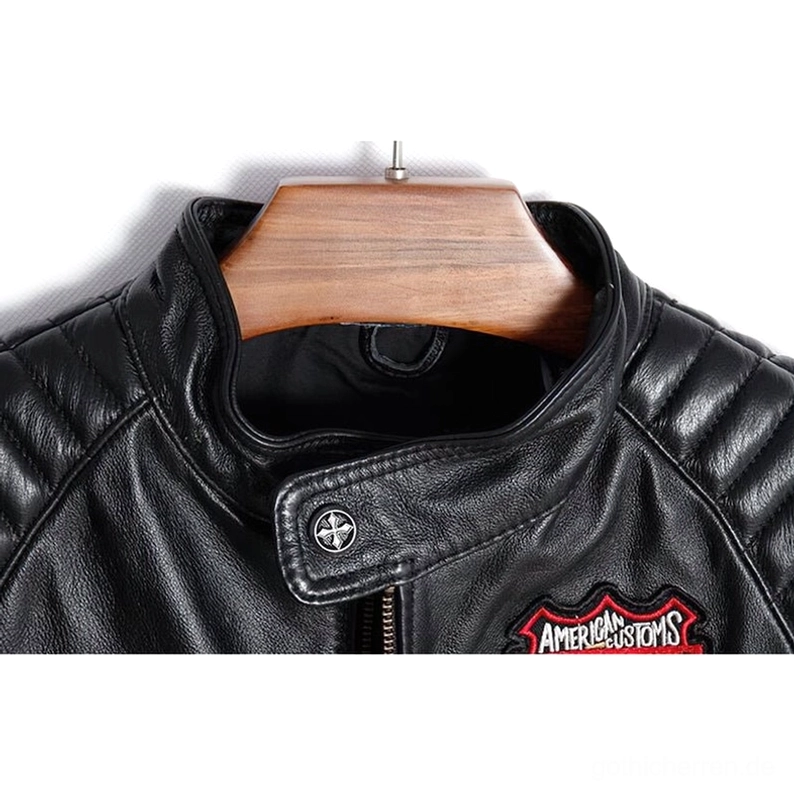 Nahaufnahme schwarze Lederjacke Gothic-Bikerjacke Stehkragen mit gesteppten Nähten und Metalldruckknopf