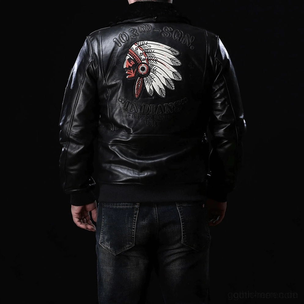 Schwarze Gothic Bomberjacke getragen Vorderansicht zeigt tailierte Silhouette mit bestickten Patches, abnehmbarem Pelzkragen und Industrial Edge