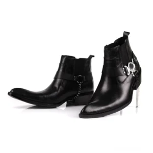 Schwarze Gothic Boots im Profil zeigend quadratischen Stacked-Absatz und charakteristische gotische Spitzschuh-Silhouette