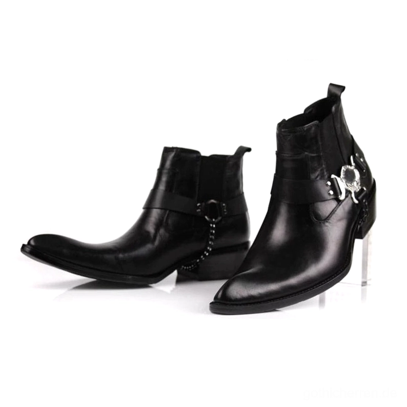 Schwarze Gothic Boots im Profil zeigend quadratischen Stacked-Absatz und charakteristische gotische Spitzschuh-Silhouette