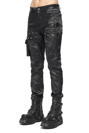 Schwarze Gothic-Punk-Cargo-Lederhose mit abnehmbarer Tasche und Kunstleder-Applikation, Vorderansicht auf Modell mit Plateaustiefeln getragen