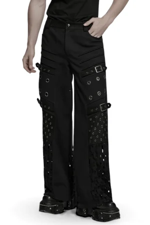 Schwarze Gothic Cargo-Hose mit Metallösen vorne von vorne auf Model, kompletter Körperfitblick zeigt Metal-Grommet-Paneele auf Oberschenkeln und Mesh-Ausschnitte an den unteren Beinen, strukturierter breiter Schnitt und Bondage-inspirierte Riemensystem