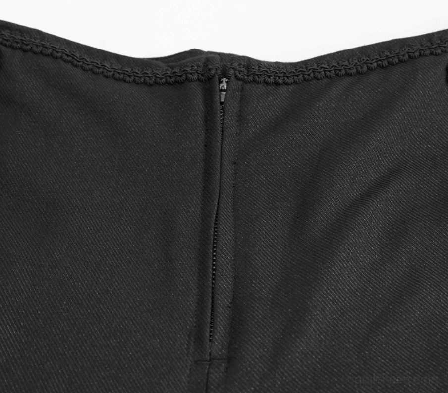 Nahaufnahme schwarze Gothic Cargo-Hose Frontreißverschluss-Verschluss und Gewebestoffstruktur Detail