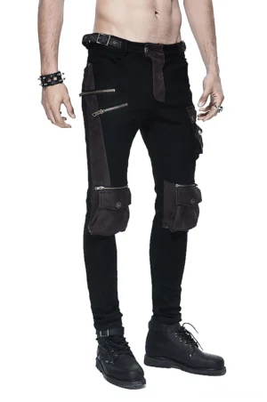 Schwarze Gothic Slim-Fit Cargo-Hose mit kaffeebraunem Kontrast in Vorderansicht am männlichen Model getragen, Multi-Pocket-Design mit Ledertrimm