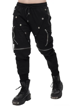 Schwarze Gothic Cargo Hose mit abnehmbarer Metallkette und Metallknöpfen, Vorder-Dreiviertel-Ansicht mit Model, kombiniert mit massiven schwarzen Combat Boots