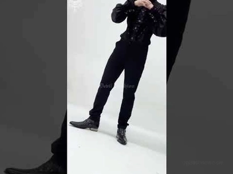 Modell trägt schwarze Gothic Spitzentasche Cargo-Hose mit Plateauschuhen dynamische Pose Styling