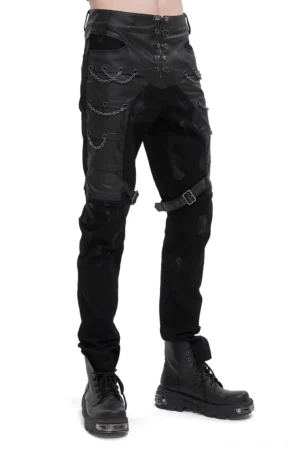 Schwarze Gothic Cargo Hose Vorderansicht mit Oberschenkelriemen und Kettenverzierungen auf Modell, dreiviertels Perspektive mit Combat Boots
