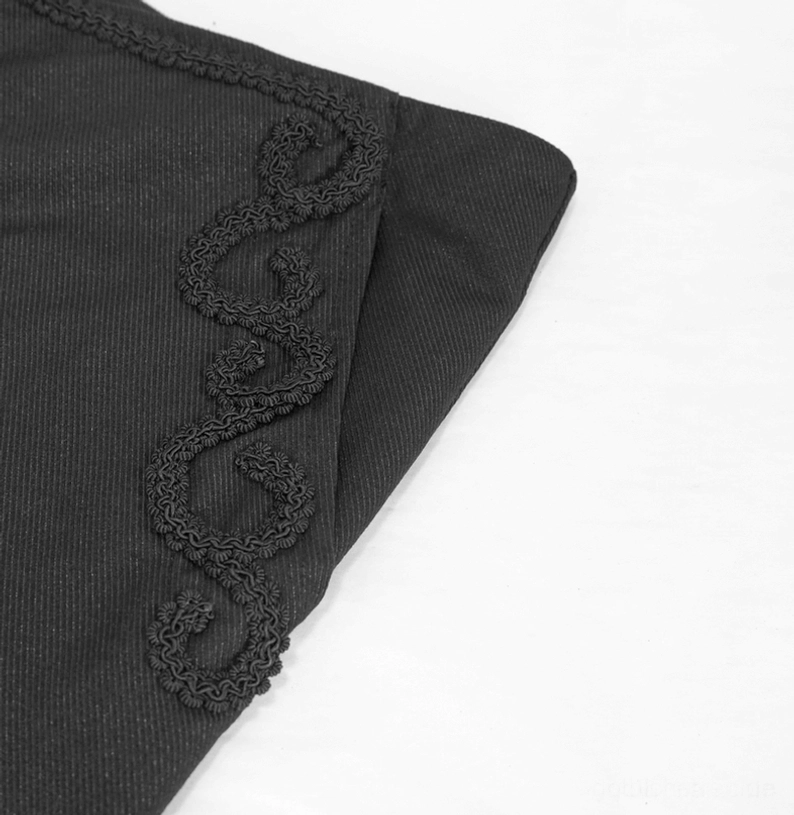 Detaillierte Makroaufnahme Spitzen-gestickte Seitentasche schwarze Gothic Cargo-Hose Applikation