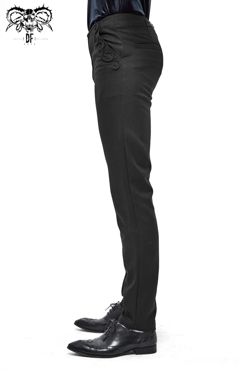 Styling-Aufnahme schwarze Gothic Cargo-Hose Stoffdrape und Tasche-Stickerei Applikations-Highlight