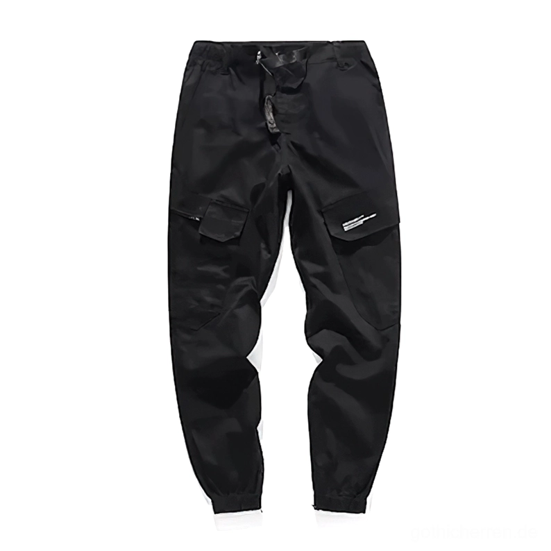 Schwarze Gothic Cargo Hose Vorderansicht Flat-Lay auf weißem Hintergrund mit Cargo-Taschen und dekorierten Details