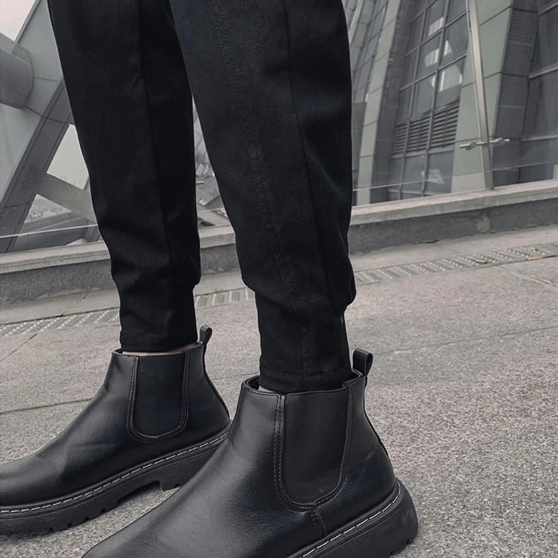 Schwarze Harem-Hose Knöchelmanschette Detail mit Chelsea-Boots aus Vogelperspektive Bodenansicht