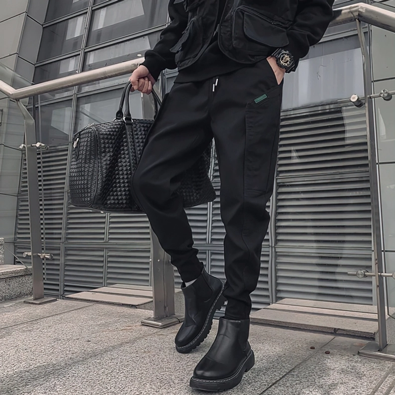 Schwarze Gothic Harem-Hose Seitenprofil mit verjüngten Knöchelmanschetten Detail