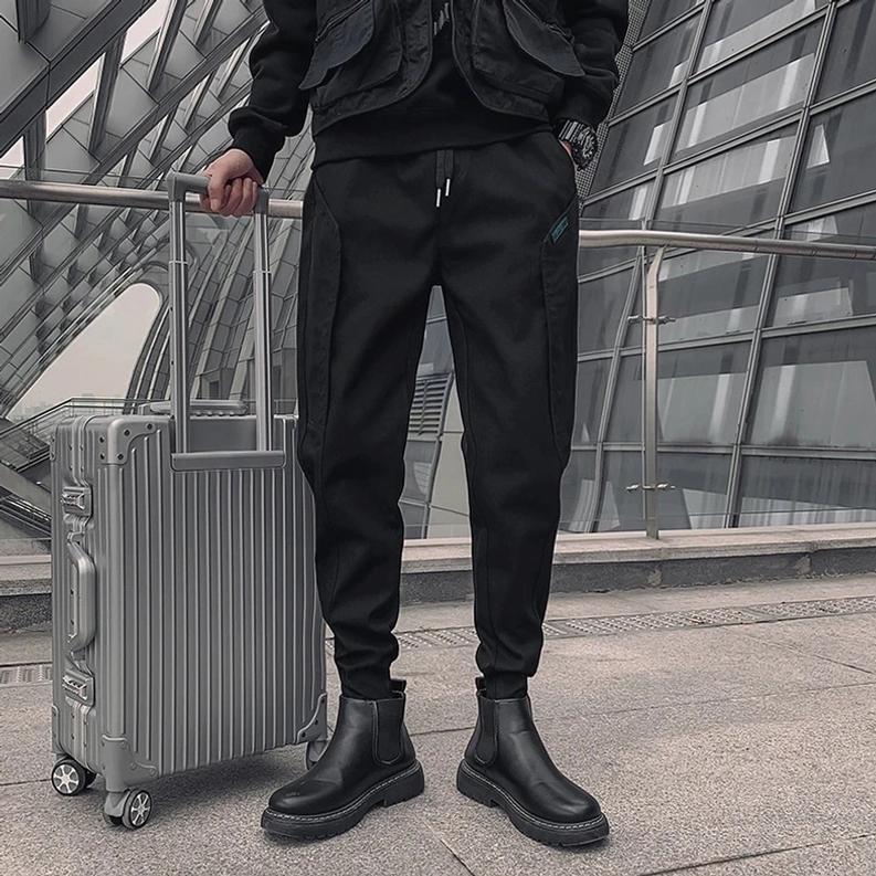 Schwarze Herren-Cargo-Hose Vorderansicht in voller Länge mit Kordelzug-Bund Detail