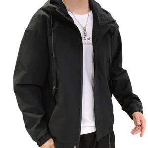 Schwarze gotische Cargo-Kapuzenjacke Vorderansicht auf männlichem Modell mit verstellbarem Kordelzug und Multi-Pocket-Design Industrial-Techwear-Stil