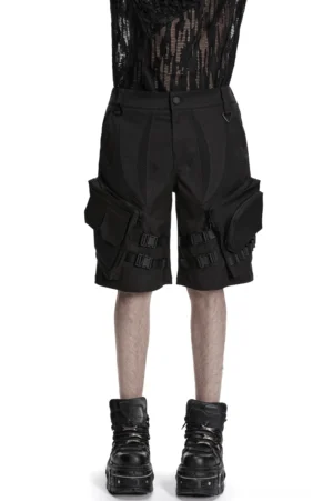 Schwarze Gothic Cargo Shorts Vorderansicht mit Schnallensystem und symmetrischen 3D-Mesh-Taschen, modelliert mit Plateau-Stiefeln und Spitzen-Top