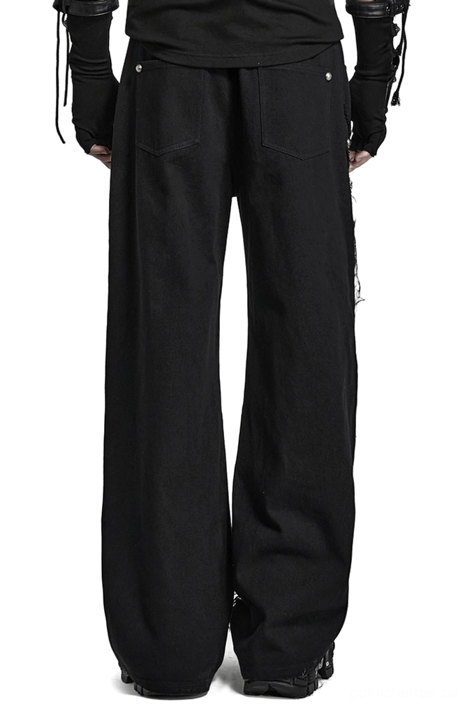 Schwarze Gothic Cargohose Rückansicht Ganzkörper auf Modell, zeigt breite Beinöffnung und Patch-Tasche von hinten, vollständige Silhouette mit Mesh-Distressing