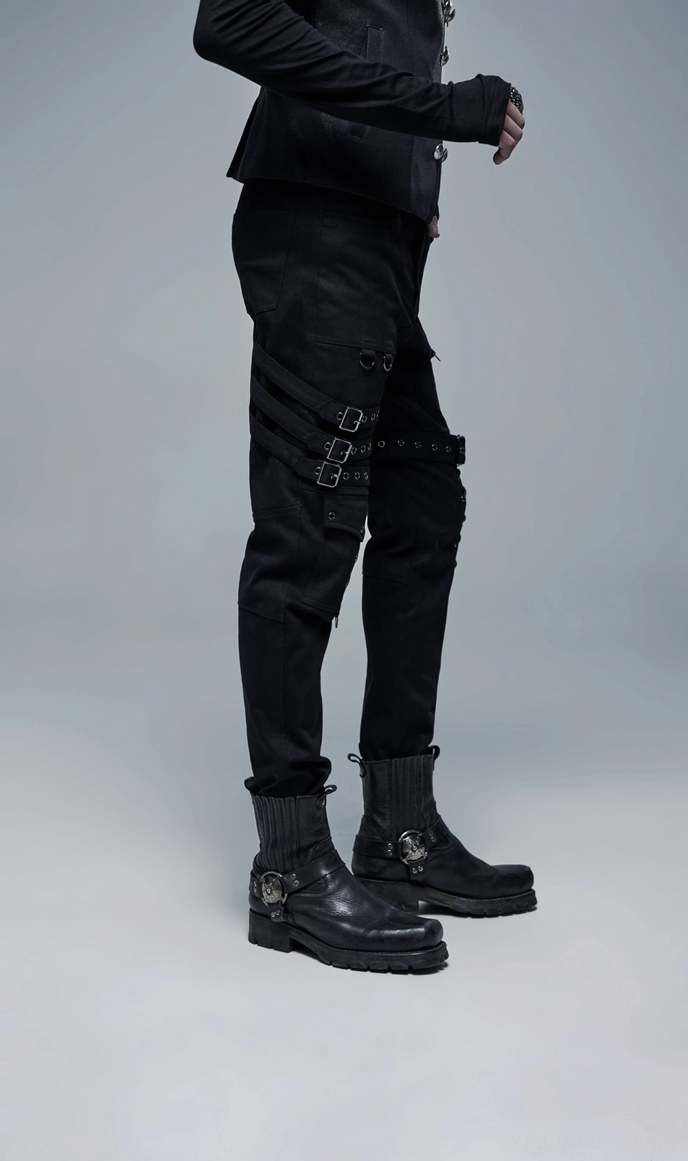 Gothic-Cargohose Herren Beindetail mit Schnürsystem, Metalllöchern und körperbetonter Wade-Silhouette auf schwarzem Stoff - Schnürbein-Architektur
