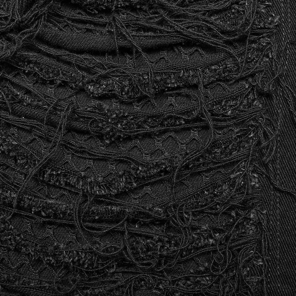 Detaillierte Makro Ansicht zerrissene Fischnetz-Textur und vollständig schwarzes Distressed-Design auf schwarzer Gothic Cargohose Beinpanelen, Schichtkonstruktion
