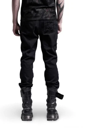 Schwarze Gothic Cargohose Rückansicht getragen von männlichem Model, zeigt gestickte Rückentasche und strukturierte Silhouette
