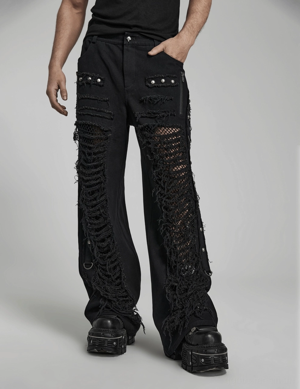 Dreiviertelansicht schwarzer distressed Gothic Cargohose zeigt Cargo-Taschen, Ketten-Details und zerrissene Beinkonstruktion, Seitenansicht mit Mesh-Paneelen