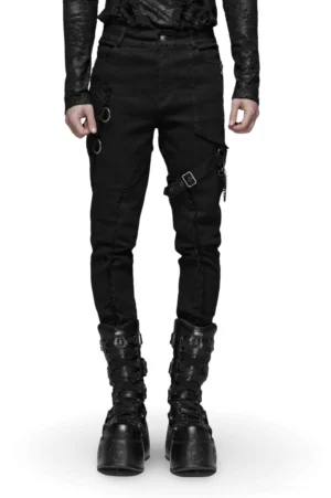 Schwarze Gothic Cargohose Frontansicht auf männlichem Modell mit Metallkettenakzenten und Reißverschluss-Details, Slim-Fit-Schnitt mit industriellem Flair