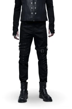 Schwarze Gothic-Cargohose Herren Frontansicht mit Schnallengurten und Schnürdetails an den Beinen, getragen von Modell auf weißem Hintergrund - schwarze alternative Herrenhose mit industriellem Design