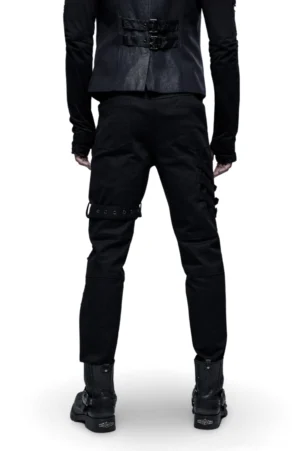 Schwarze Gothic-Cargohose Rückansicht mit Oberschenkelschnallengurten und körperbetonter Silhouette, Modellträgerin auf weißem Studio-Hintergrund - detaillierte Ansicht der hinteren Schnallenarchitektur