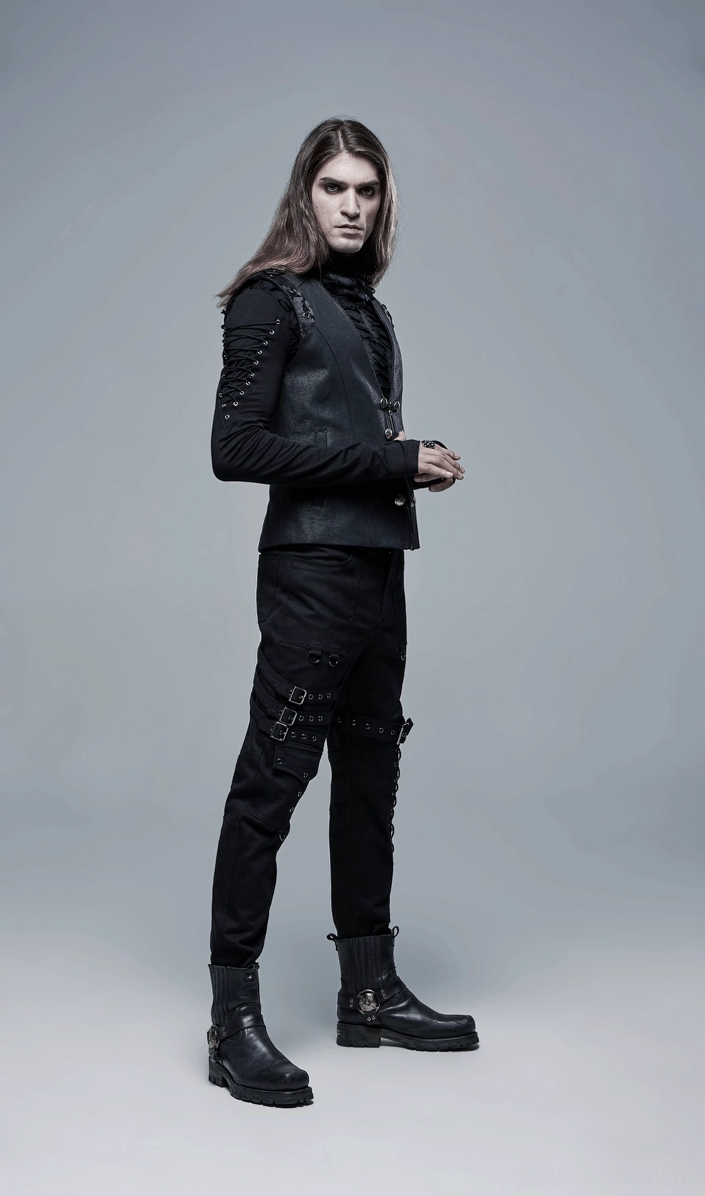 Schwarze Gothic-Cargohose Produktfotografie mit Taillenbund-Konstruktion und Schnallenplatzierung auf schwarzer Herrenhose - Taillenbereich und oberer Schnallendetail
