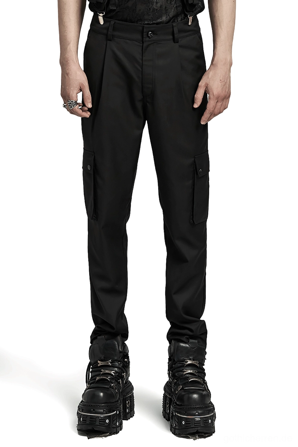 Schwarze taillierte Gothic Cargohose für Herren, Vorderansicht Ganzkörper mit verjüngtem Bein und seitlichen Cargotaschen, getragen von männlichem Model
