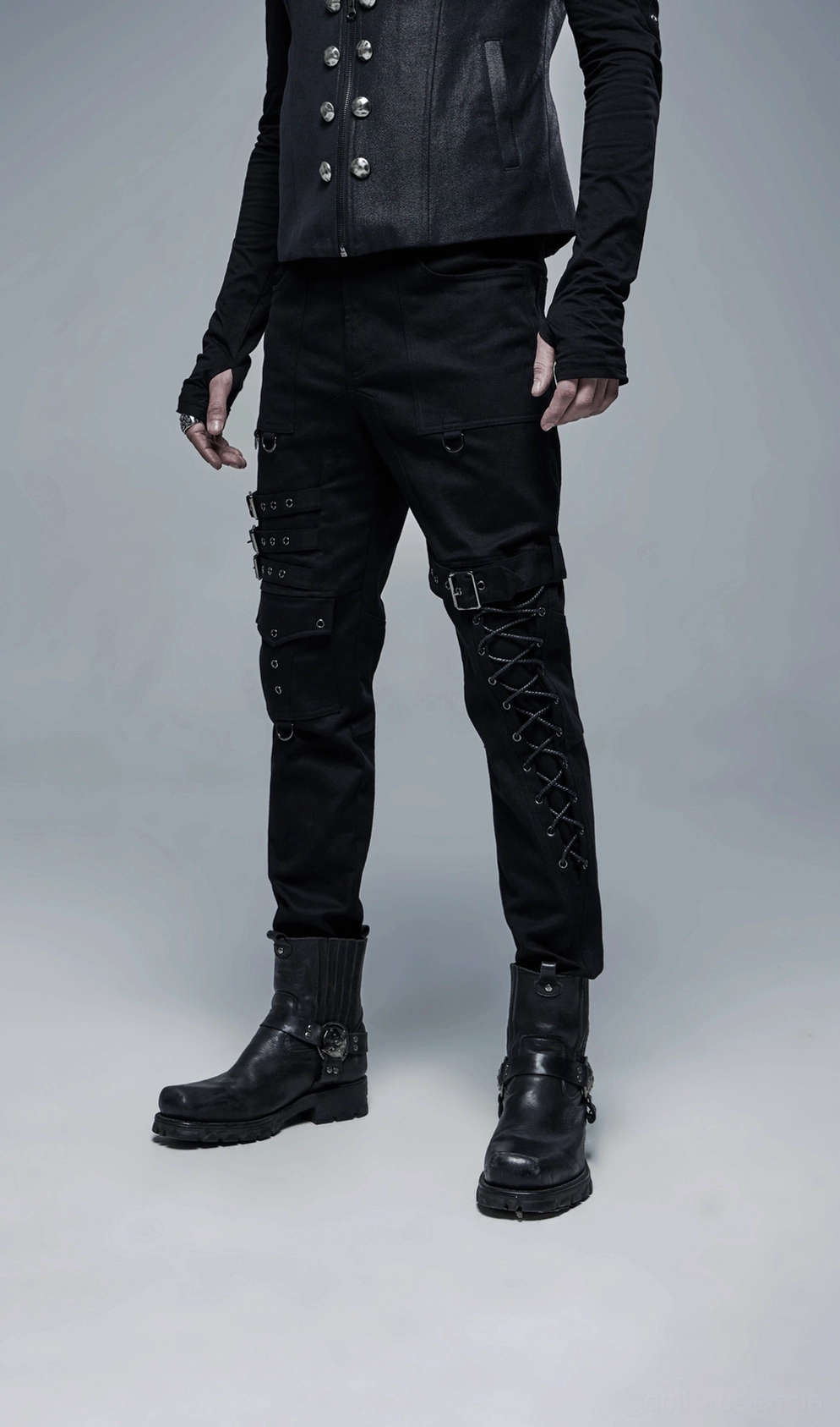 Schwarze Gothic-Cargohose Herren vollständige Länge Styling-Ansicht mit Schnallen- und Schnürdetails getragen von Modell - komplette Outfit-Ästhetik mit Accessoires