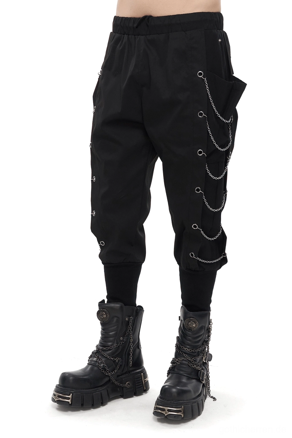 Schwarze Gothic Cargohose mit Kettenösen Seitenansicht, getragen mit chunky Punk Combat Boots, Three-Quarter View zeigt lockeren Sitz und taillierten Saum