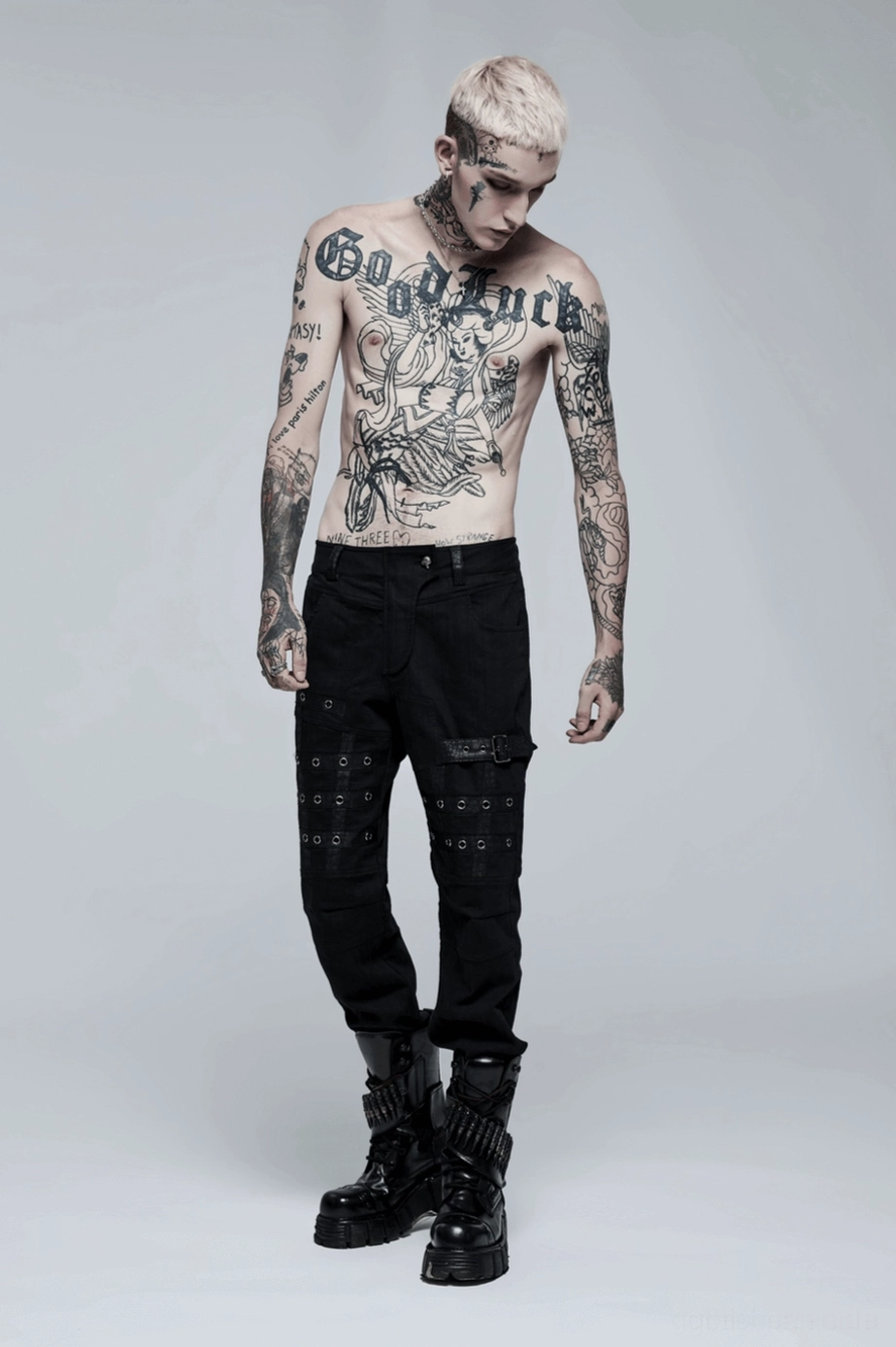 Vollständige Produktpräsentation schwarze Gothic Cargohose auf männlichem Model mit ganzer Silhouette und Proportionen Übersicht