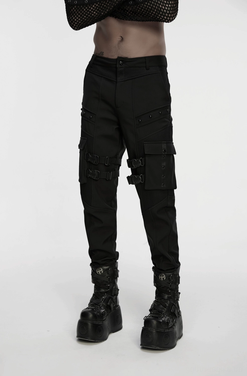Schwarze Gothic Cargohose kompletter Styling-Überblick demonstriert Techwear Aesthetic Potenzial mit Schnallengurten, Mesh-Paneelen und modernem Goth-Darkwear-Ausdruck