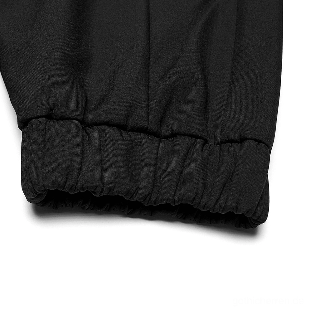Nahaufnahme Detail der schwarzen Gothic Cargohose zeigt elastische Manschetten-Bündchen, gesammelten Saum, robuste matte schwarze Webstoff-Beschaffenheit und strukturierte Konstruktion
