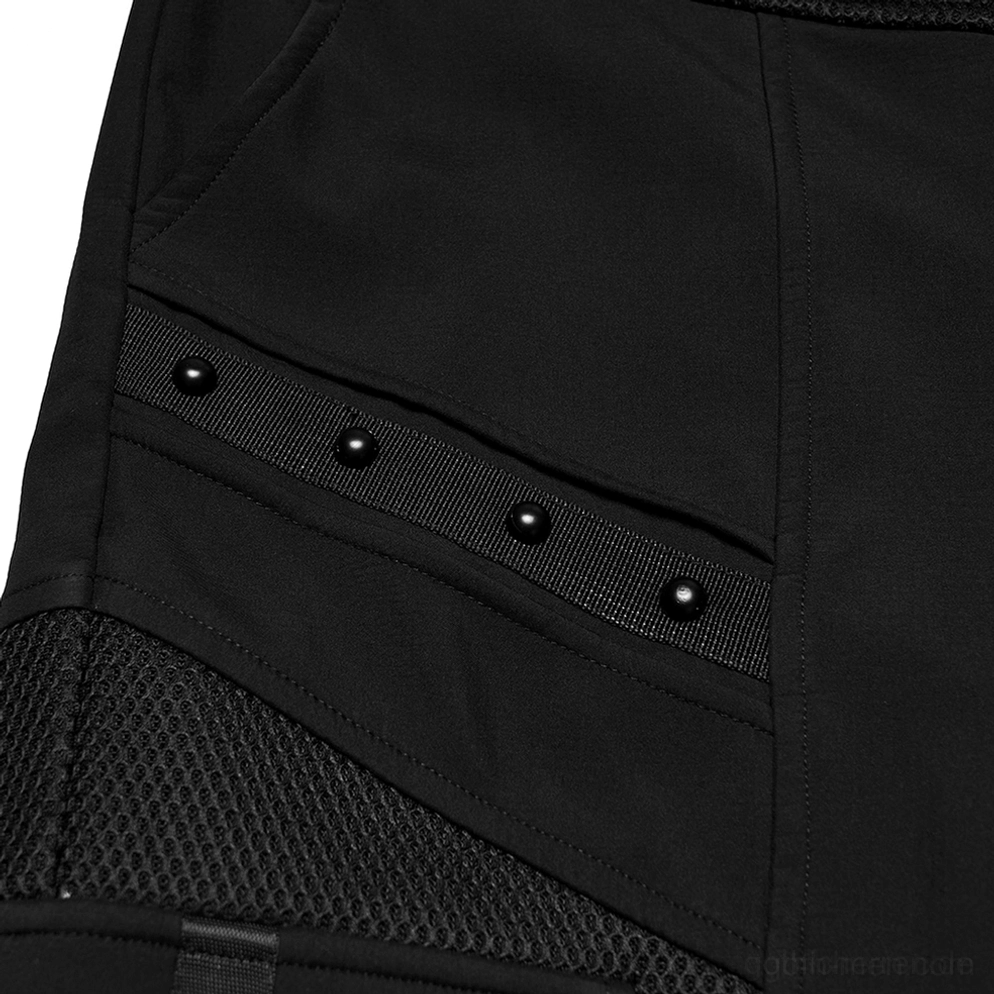 Nahaufnahme Textur schwarze Gothic Cargohose zeigt Metalldruckknopf-Verschlüsse, gemischtes gewebtes Mesh-Gewebe, matte schwarze Polyester-Oberfläche und wasserfeste Beschichtung