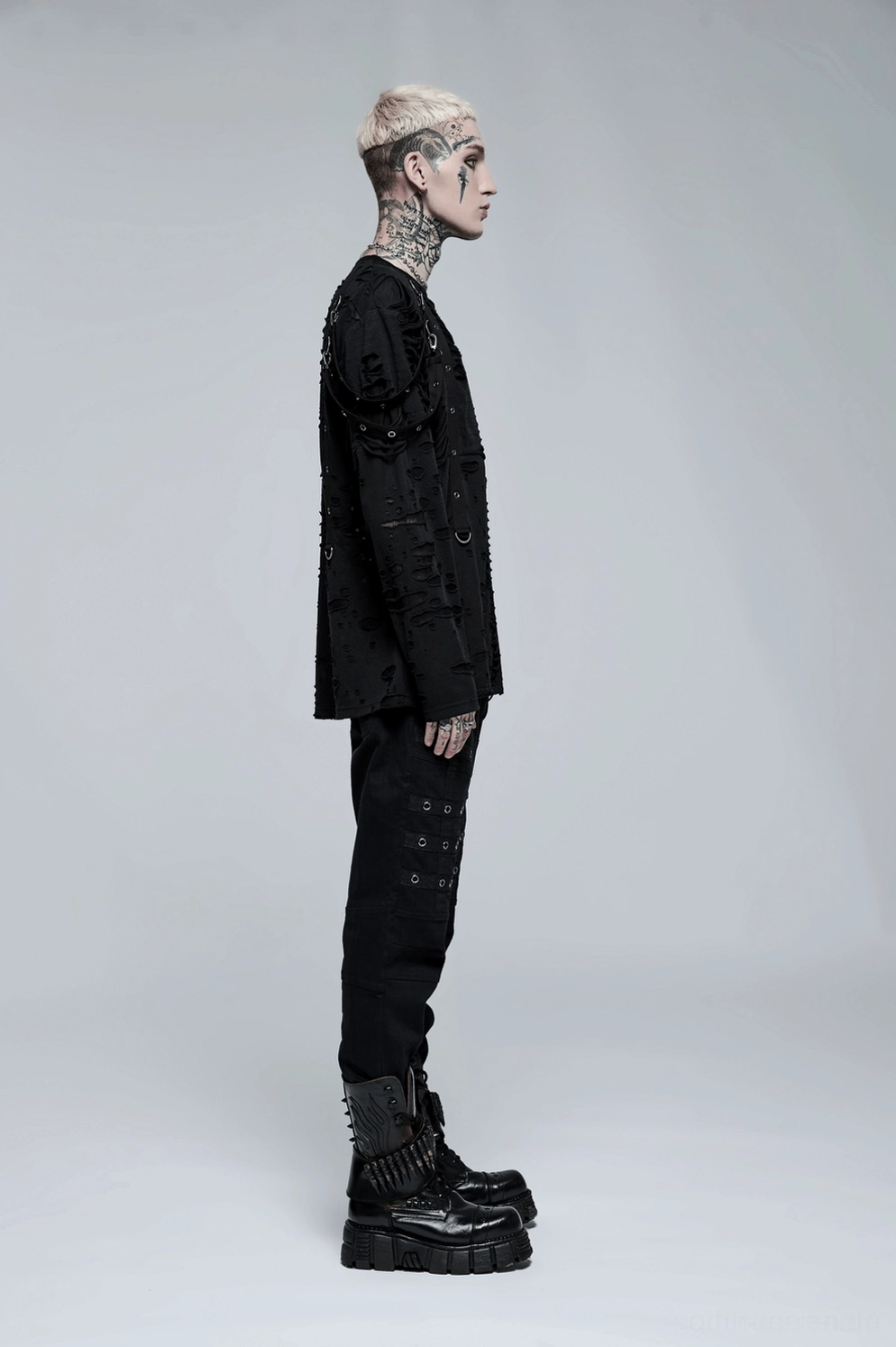 Gehendes Model Pose in schwarzer Gothic Cargohose demonstriert Komfortpassform und Bewegungsflexibilität des Slim-Fit Designs
