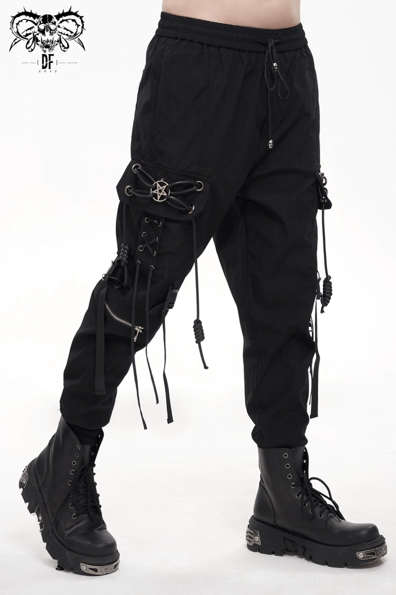 Schwarze Gothic Cargo Hose komplettes Outfit auf Model mit lockerer Passform und Utility-Design in alternativer Fashion-Kontexts