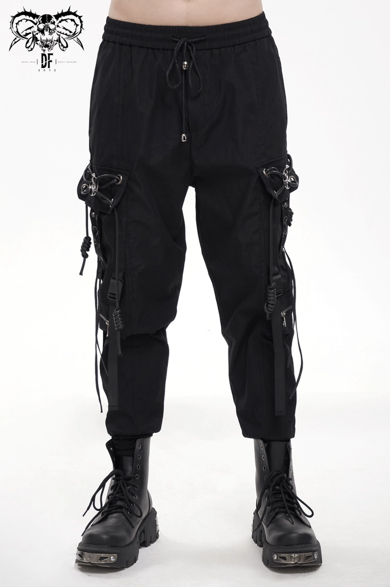 Schwarze Gothic Cargo Hose vollständige Vorderansicht auf männlichem Model, Pentagram Hardware und taktische Utility Ästhetik sichtbar