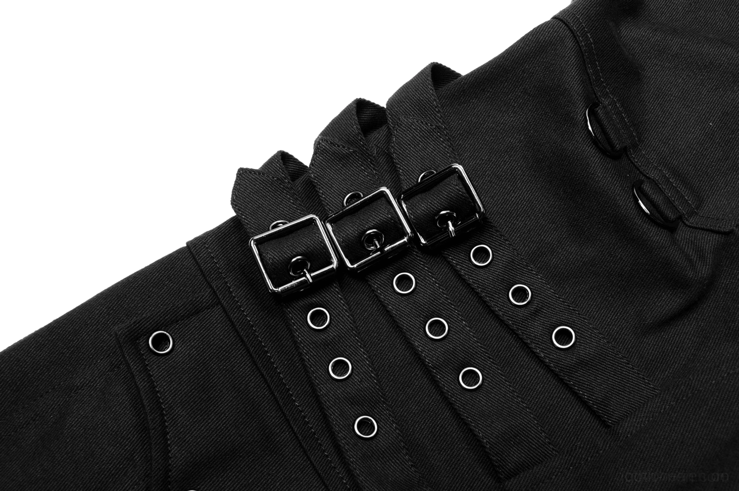 Multi-Punkt-Schnallengurt-Detail Nahaufnahme mit Metallschnallen, Ösen und funktionalem Cargo-Design auf Gothic-Hose - industrielle Schnallenarchitektur
