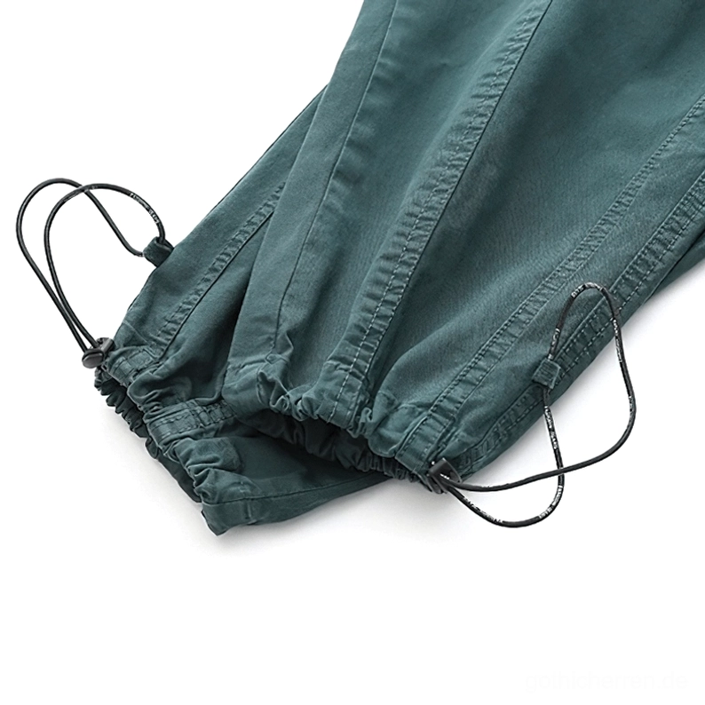Schwarze Gothic Cargo Cargohose Reißverschluss-Seitentasche Detail mit funktionalem Konstruktionsdesign und sicherer Aufbewahrung