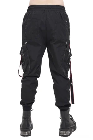 Schwarze gotische Cargohose von hinten mit roten Seitenstreifen – Hinteransicht zeigt Cargo Taschen und rote Akzentdetails der Punk Alternative Hose