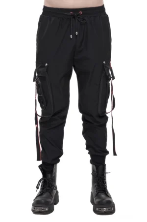 Schwarze gotische Cargohose mit roten Akzentstreifen von vorne – Herren Punk Alternative Herrenhose Frontansicht in voller Länge mit schwarzen Platform Boots