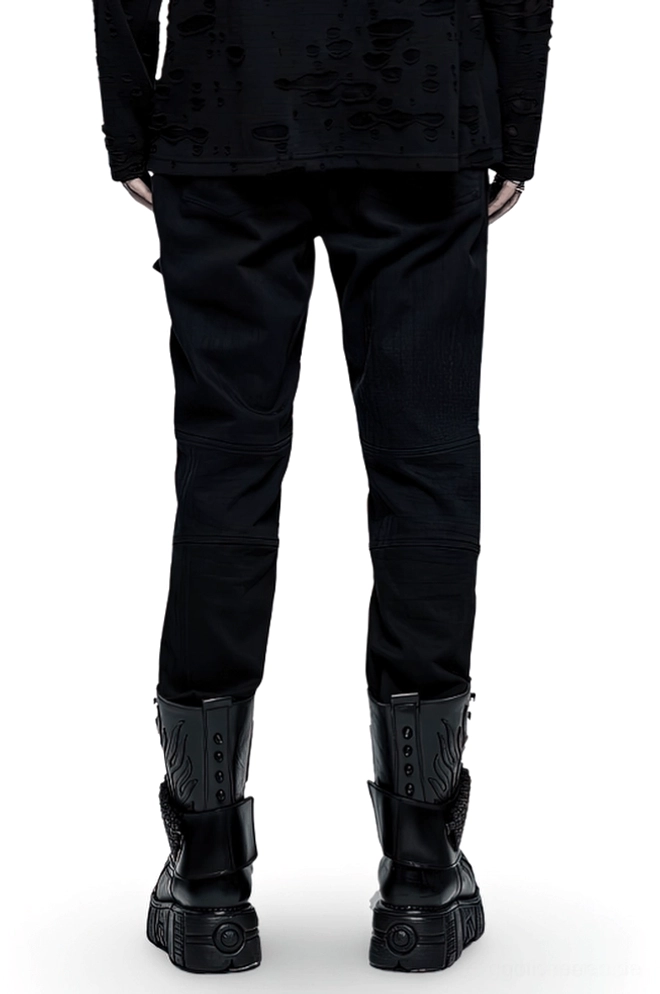 Rückansicht schwarze Gothic Punk Cargohose auf männlichem Model mit Platform Boots, minimalistisches Rückentasche-Design, Industrial Goth Style