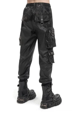 Gotische Cargohose Rückansicht zeigt mehrere Cargotaschen mit Niet-Trimmung, gerippte Knöchelabschlüsse, kombiniert mit Combat Boots