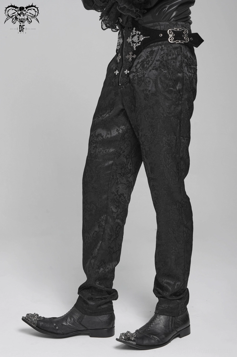 Rückansicht auf Model schwarze Gothic Cargohose mit Schnürloch-Taille und taillierter Beinform Proportionen