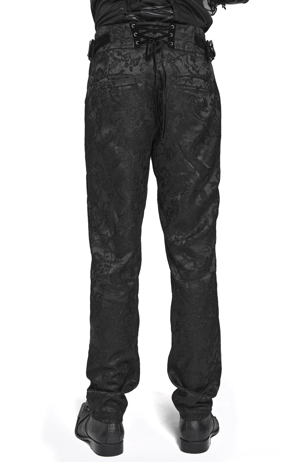 Rückansicht schwarzer Jacquard-Brokat Gothic Cargohose mit Schnürloch-Taille und taillierter Beinform im Studio